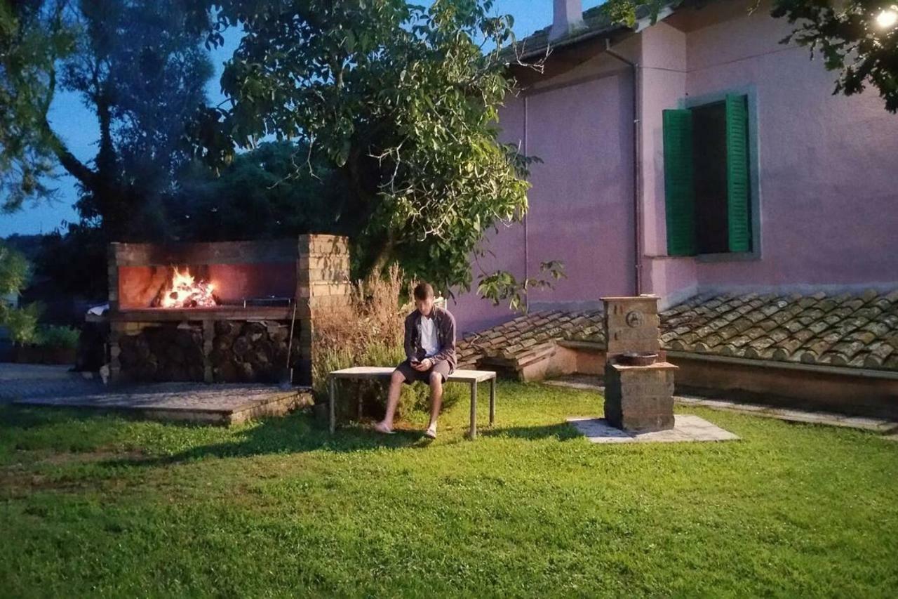Piccolo Casale A "Le Moline" In Una Vera Fattoria Vetralla Bagian luar foto